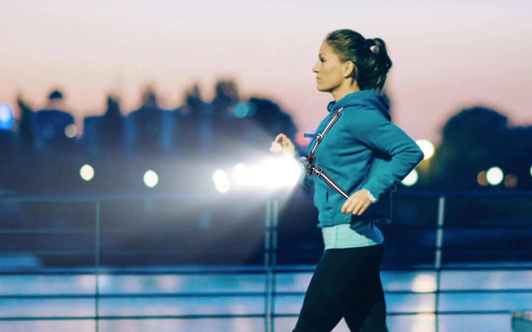 Running : lampe frontale ou pectorale ?