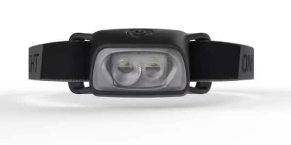 La lampe frontale ONNIGHT 100 de Forclaz, disponible chez Décathlon